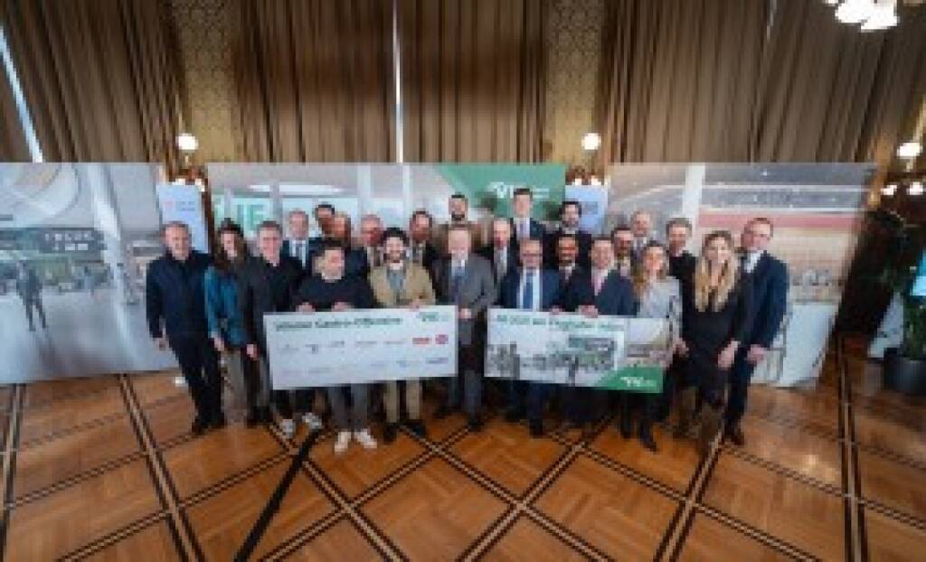 Flughafen Wien präsentiert Gastronomiepartner für die Terminal 3-Süderweiterung: Foto 1: (v.l.n.r.) Tobi Müller und Sandra Jedliczka (Inhaber von Mochi), Geri Tsai (Inhaber von Tür 7), Roman Dudeschek (Co-Gründer von JuiceFactory), Gerhard Summer (Geschäftsführer Mochi), Thomas Figlmüller (Eigentümer von Figlmüller), Flughafen Wien-Vorstand Julian Jäger, Ilan Molcho (Co-Gründer und CEO von NENI), Hans Figlmüller (Eigentümer von Figlmüller), Bürgermeister Michael Ludwig, Dominik Prousek (Eigentümer von AIDA), Attila und Marius Dogudan (Gründerfamilie von DO & CO), Ferdinand Querfeld (Gründerfamilie des Café Landtmann), Luigi Barbaro sen., Antonio und Luigi Jr. Barbaro (Gründerfamilie von BARBARO), Peter Wagner (Terminal Manager SSP), WienTourismus-CEO Norbert Kettner, Cecilia Havmöller und Susanna Paller (Gründerinnen von Veganista), Ursula Fürnhammer (CEO von Lagardére Travel Retail Austria) und Achim Kretzschmar (Geschäftsführer von SSP Austria); Foto: Flughafen Wien/Daid Bohmann, &copy; Aussender (28.01.2026) 
