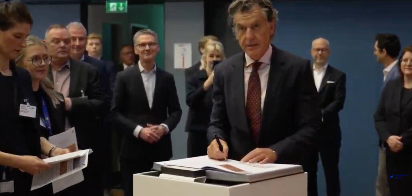 ASTA Energy IPO in Frankfurt am 30.1.2026, Mehrheitsaktion&auml;r Michael Tojner, Foto: Livestream-Screenshot von der IPO-Ceremony in der Deutschen B&ouml;rse