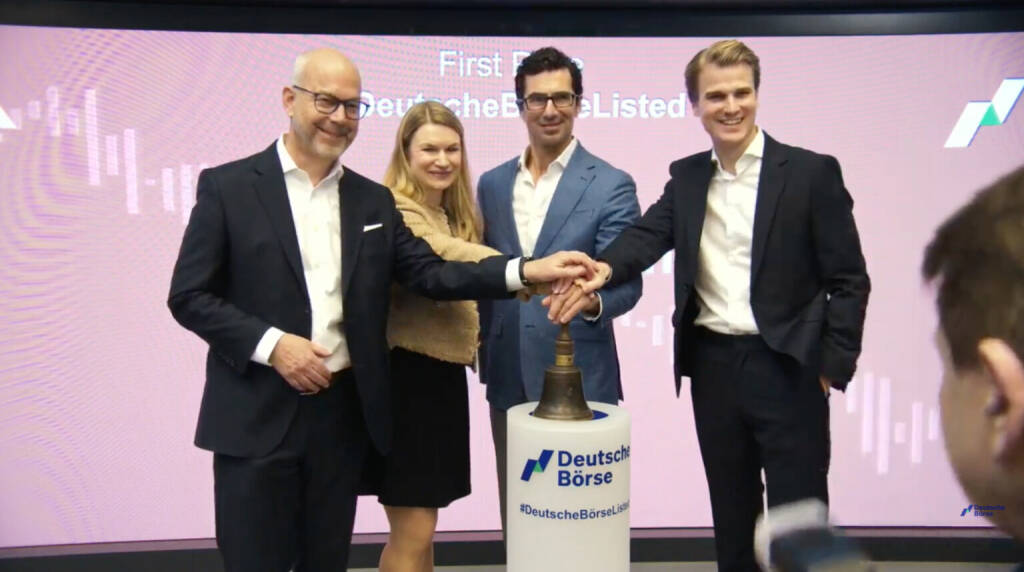 ASTA Energy IPO in Frankfurt am 30.1.2026, Opening Bell mit Aufsichtsrat, Foto: Livestream-Screenshot von der IPO-Ceremony in der Deutschen Börse, &copy; Aussender (30.01.2026) 