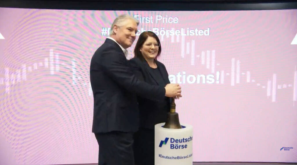 ASTA Energy IPO in Frankfurt am 30.1.2026, Opening Bell mit CEO und CFO, Foto: Livestream-Screenshot von der IPO-Ceremony in der Deutschen Börse, &copy; Aussender (30.01.2026) 