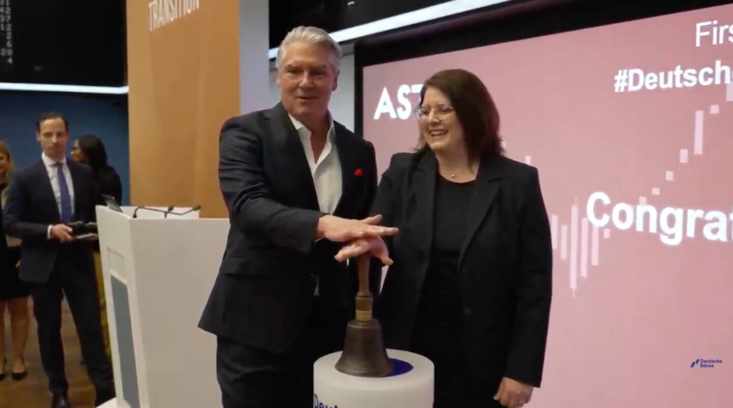 ASTA Energy IPO in Frankfurt am 30.1.2026, Opening Bell mit CEO und CFO, Foto: Livestream-Screenshot von der IPO-Ceremony in der Deutschen B&ouml;rse
