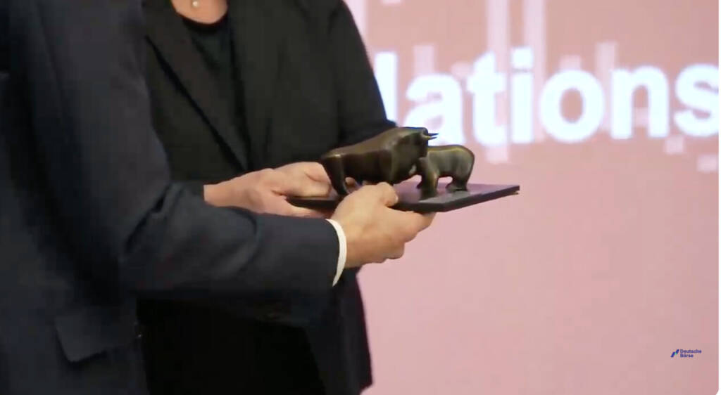 ASTA Energy IPO in Frankfurt am 30.1.2026, Bulle und Bär, Foto: Livestream-Screenshot von der IPO-Ceremony in der Deutschen Börse, &copy; Aussender (30.01.2026) 