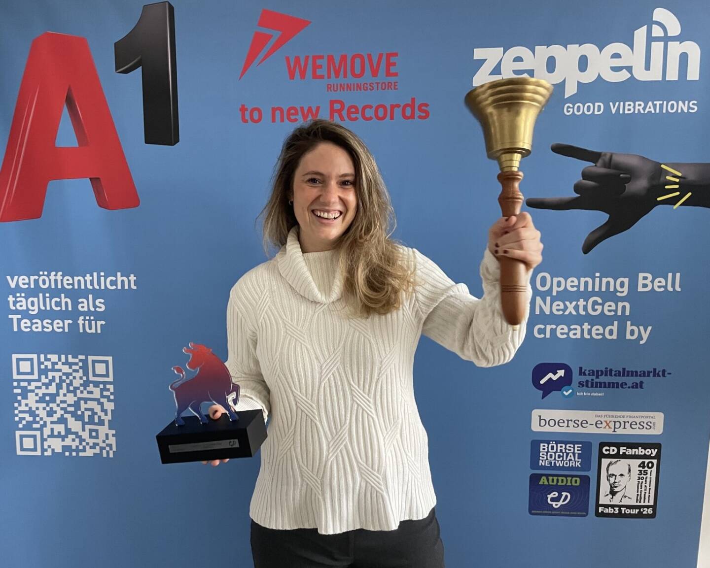 Laura Phillipeck-Casanova l&auml;utet die Opening Bell f&uuml;r Montag, als Head of Legal & Operations bei der Hans(wo)men Group nahm sie heute ganz legal den CD Award for Business Angel Excellence zur &Uuml;bergabe an Hansi Hansmann in Empfang