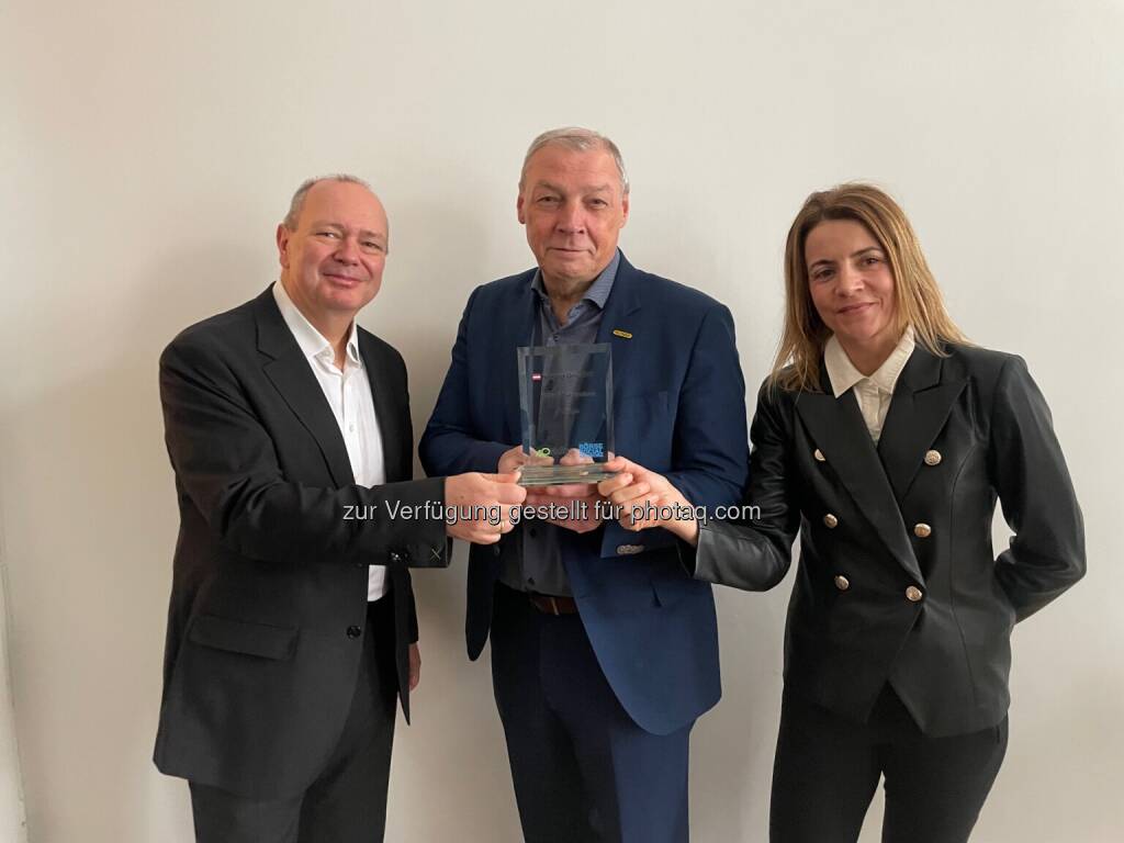 Number One für Palfinger für Upgrade Börsepräsenz: v.li.: Roland Meier (Oaklins), Hannes Roither (Palfinger), Christine Petzwinkler (Börse Social) (04.02.2026) 