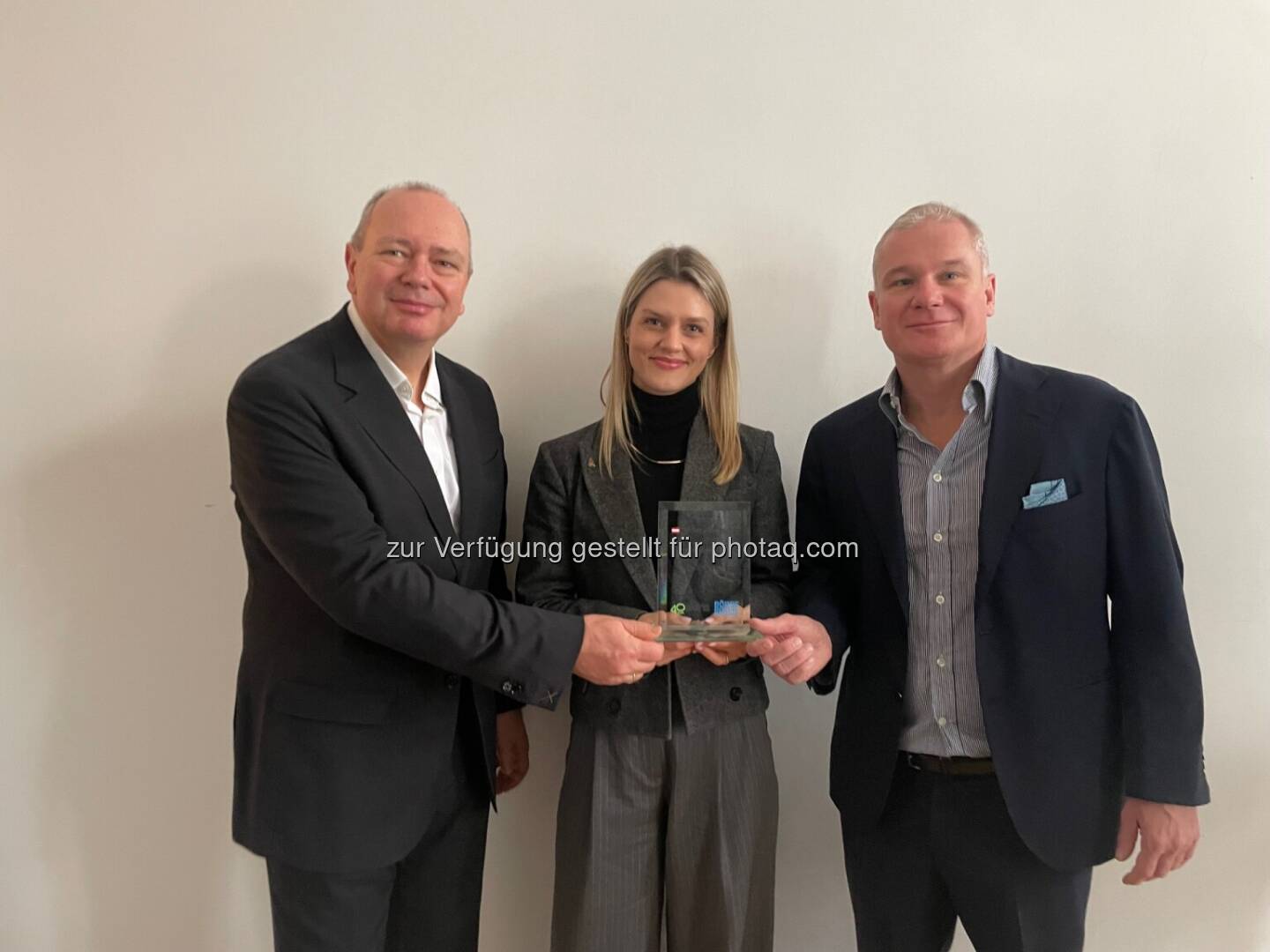 Number One f&uuml;r Performance 25 Jahre an DO & CO: v.li.: Roland Meier (Oaklins), Patricia W&ouml;ber (DO & CO), Helmut Anninger (Oaklins)