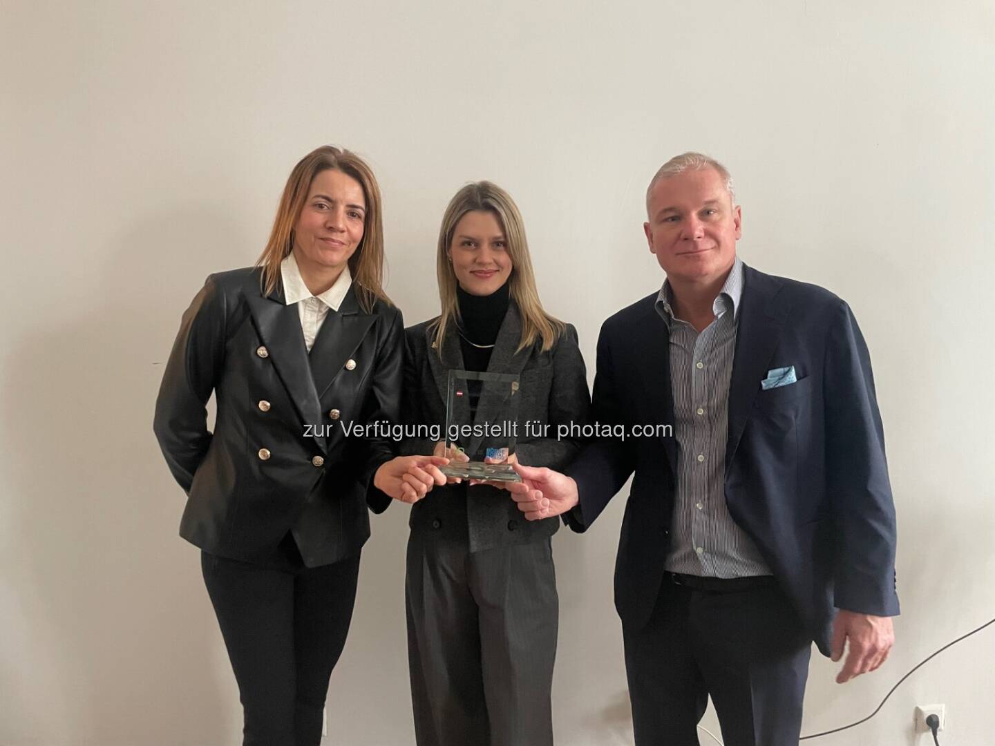 Number One f&uuml;r Performance 25 Jahre an DO & CO: v.li.: Christine Petzwinkler (B&ouml;rse Social), Patricia W&ouml;ber (DO & CO), Helmut Anninger (Oaklins)