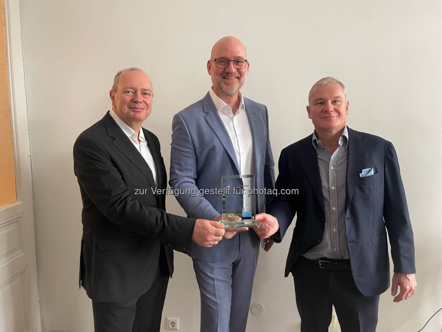 Number One f&uuml;r B&ouml;rseneuling: Reploid: v.li.: Roland Meier (Oaklins), Hans Lang (Reploid), Helmut Anninger (Oaklins)