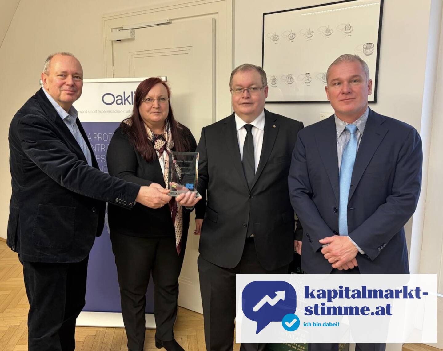 Number One Mittelstandsinvestor 2025 an die Rosinger Group (v.li.): Roland Meier (Oaklins), Yvette und Gregor Rosinger (Rosinger Group), Helmut Anninger (Oaklins)