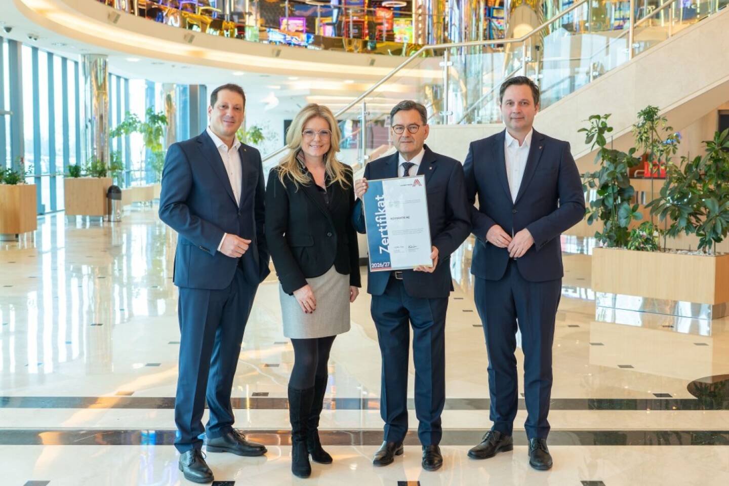 Die NOVOMATIC AG wurde von der unabhängigen Exzellenz-Plattform Leitbetriebe Austria auch für die Periode 2026/2027 als „Österreichischer Leitbetrieb“ ausgezeichnet. Foto v.li.: Mag. Stefan Krenn, Mag. Monica Rintersbacher, Dipl.-Ing. Ryszard Presch, Mag. Johannes Gratzl; Copyright: NOVOMATIC
