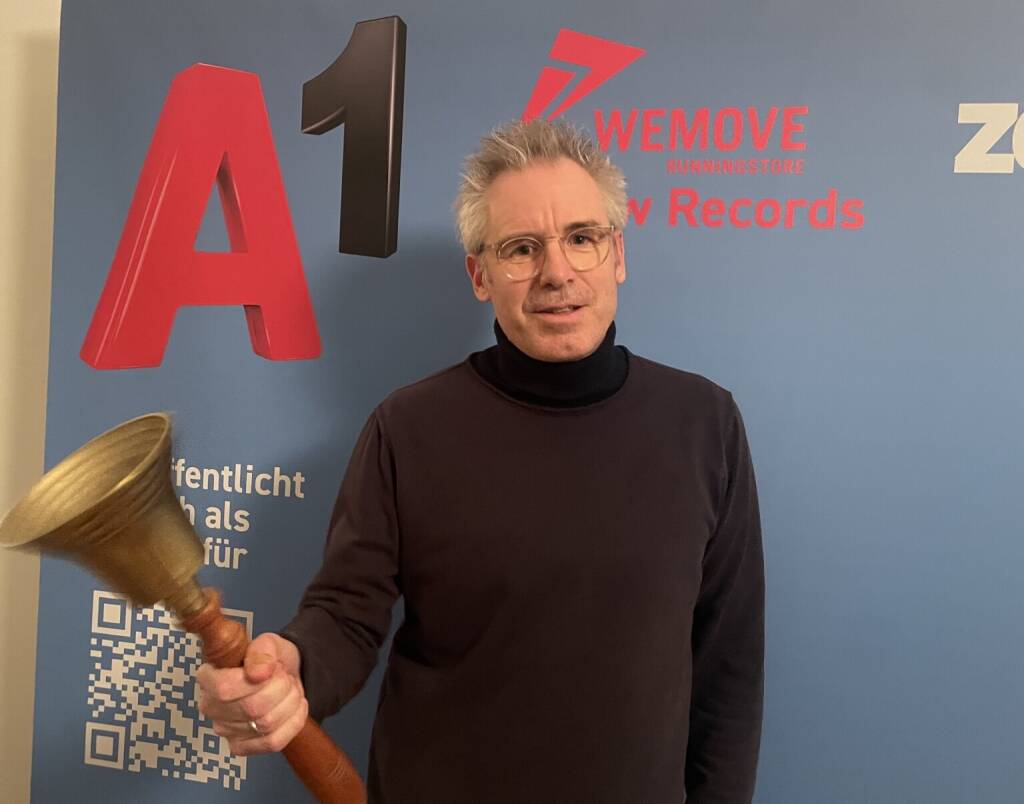 Tobias Hermeling läutet die Opening Bell für Mittwoch. Der Künstler könnte mit seinen Arbeiten den Begriff Börsepeople neu definieren.  (18.02.2026) 