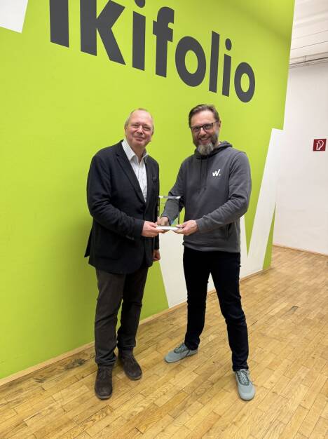 Number One wikifolio Trader 2025 wurde Falko Höhnsdorf. wikifolio-CEO Andreas Kern (re.) übernahm von Roland Meier treuhändig die Trophäe (10.03.2026) 