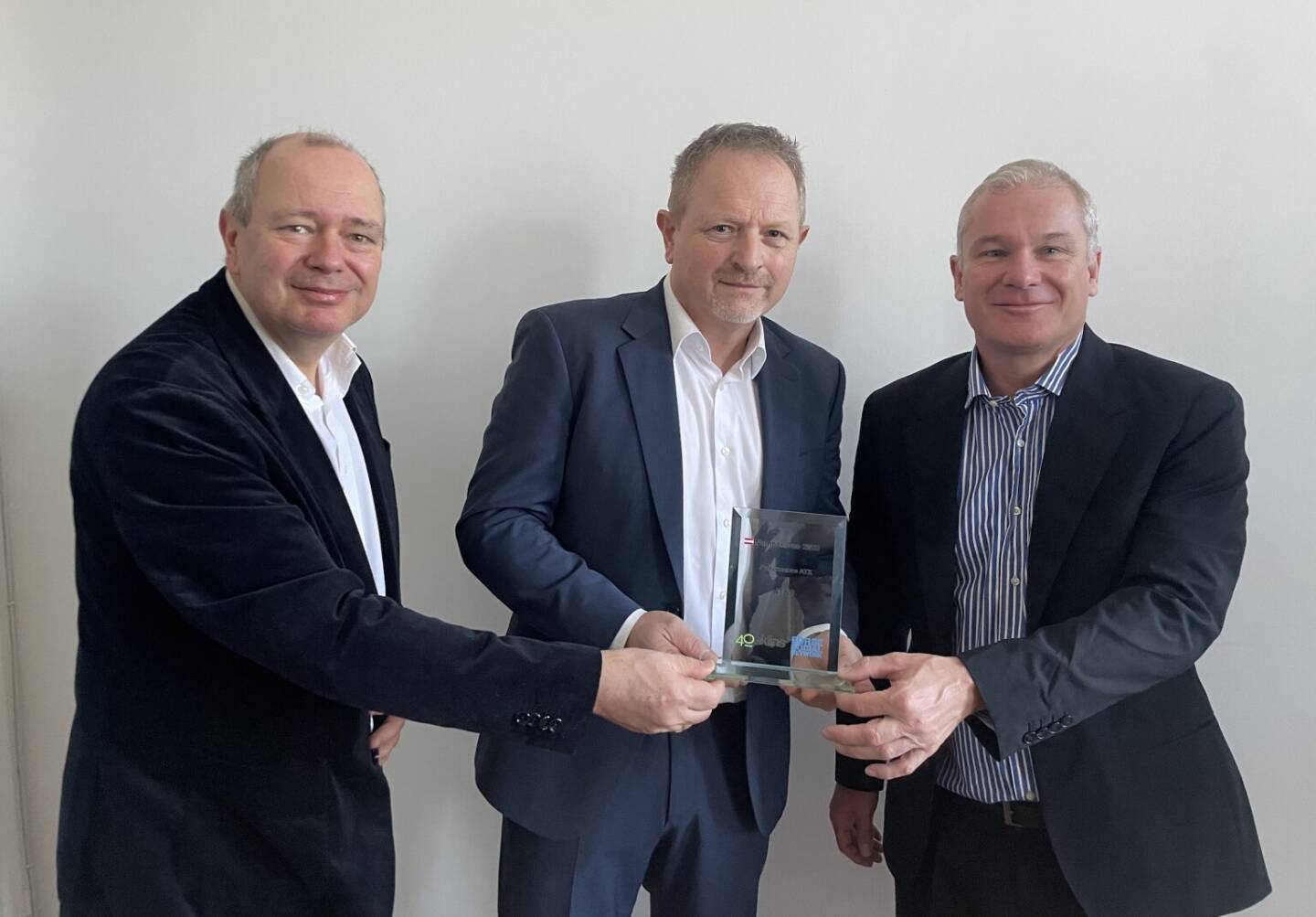 Award f&uuml;r die beste &Ouml;-Aktie 2025: Gerald Reischl (AT&S, Mitte) &uuml;bernimmt von Roland Meier und Helmut Anninger (beide Oaklins)