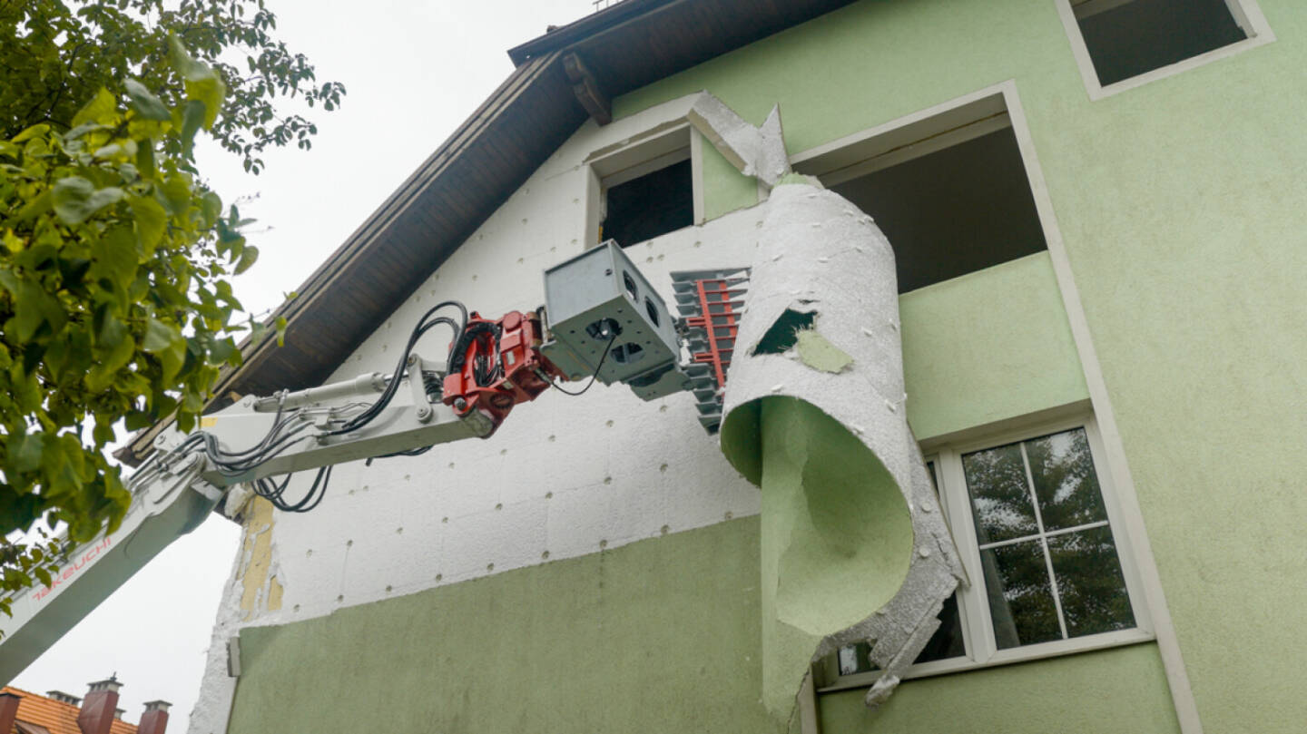 Baggeraufsatz im Einsatz: Das PORR Team konnte damit EPS schon w&auml;hrend des R&uuml;ckbaus von Reststoffen befreien &copy; ORBIS Development