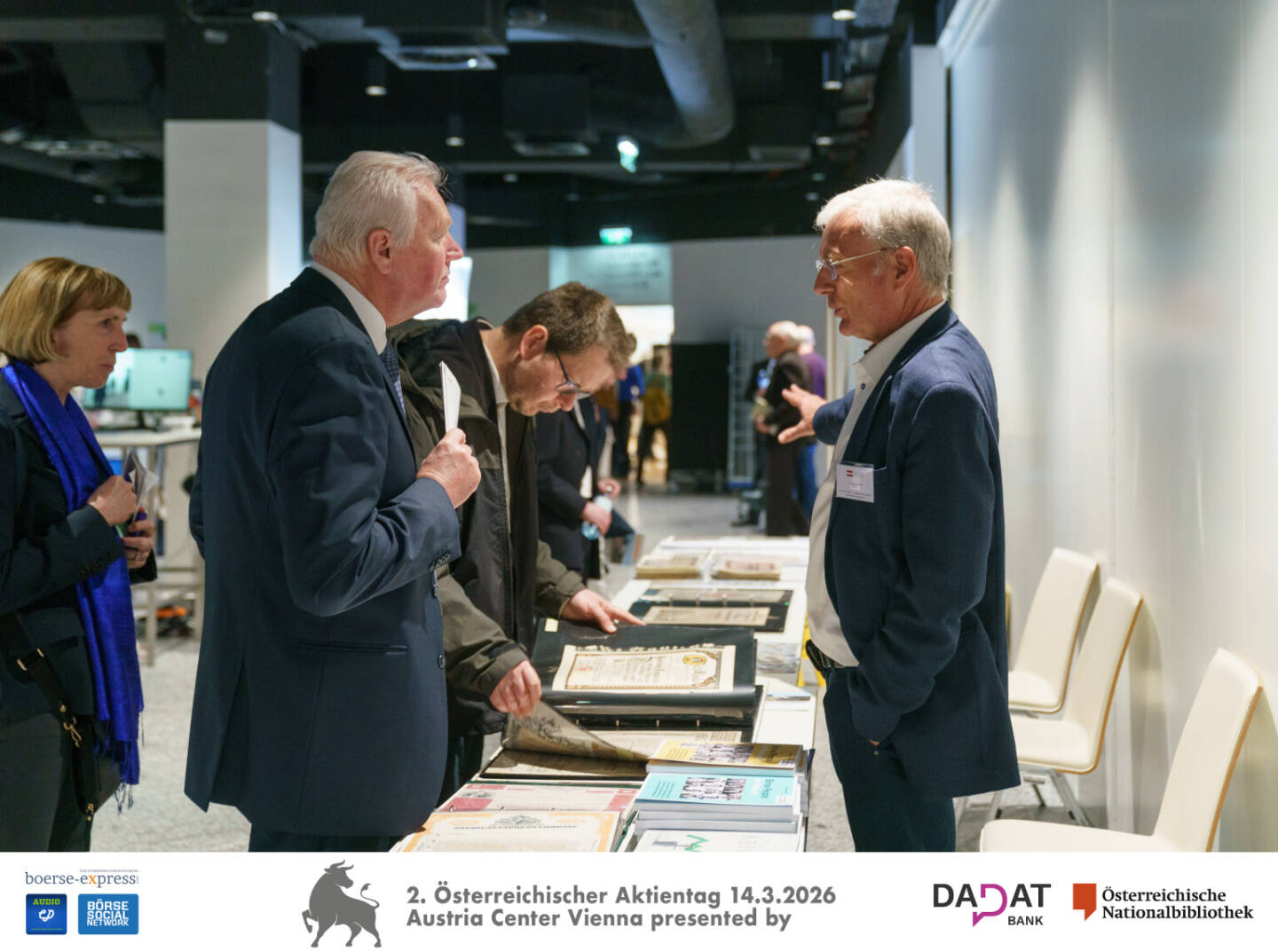 Besucher am Stand von Heinz Walter (Club f&uuml;r Historische Wertpapiere), Bild: Martina Draper f&uuml;r kapitalmarkt-stimme.at 