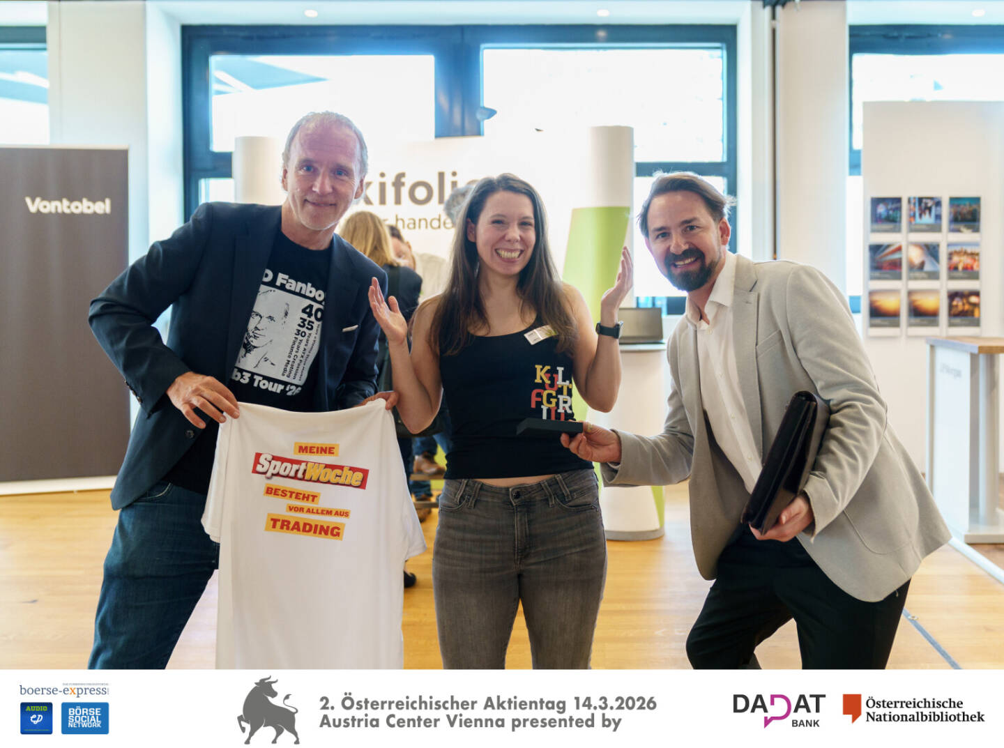 v.li: Christian Drastil (B&ouml;rse Social), Julia Lackner von wikifolio mit Kultfigur-Preis, Richard Dobetsberger (wikifolio/Umbrella Strategie), Bild: Martina Draper f&uuml;r kapitalmarkt-stimme.at