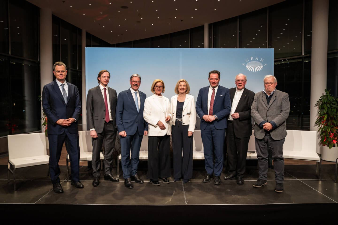 AGRANA hat gemeinsam mit dem &Ouml;sterreichischen Raiffeisenverband, FAS Research und dem IIASA (Internationales Institut f&uuml;r Angewandte Systemanalyse) erstmals den VIENNA SOIL DIALOG in Wien veranstaltet. v.l. FAS-Chef Harald Katzmair, AGRANA-CEO Stephan B&uuml;ttner, Raiffeisen Generalanwalt Erwin Hameseder, LH N&Ouml; Johanna Mikl-Leitner, Moderatorin Martina Salomon, Landwirtschaftsminister Norbert Totschnig, Bischof Alois Schwarz, ORF-Korrespondent Christian Wehrsch&uuml;tz (fotocredit: AGRANA)