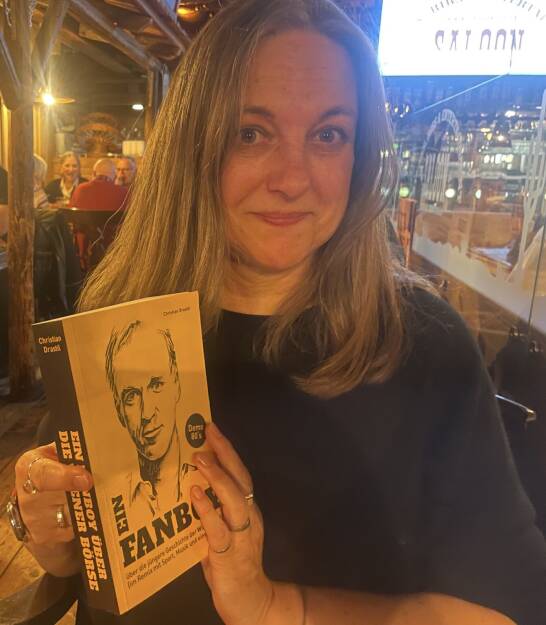 Barbara Berger mit dem Fanboy-Buch zur Wiener Börse von Christian Drastil (Variante Softcover zum finalen Korrekturlesen, die 1. Auflage wird dann Hardcover sein, 420 Seiten), Babsi kommt im Buch vor ... (26.03.2026) 