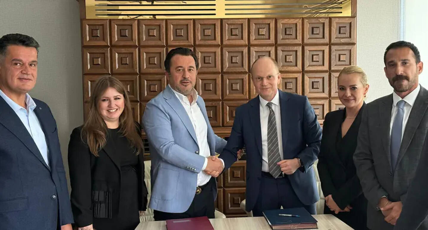 Unterzeichnung des Vertrags f&uuml;r das neue Wasserkraftwerk Cizre: Von links nach rechts: Erg&uuml;n &Uuml;z&uuml;cek, Tuğce &Ouml;kmen, Abdurrahim Balyen (CABA Group) sowie Frank Mette, Aysen &Ouml;zbas und Seckin S&ouml;nmez (ANDRITZ Hydropower T&uuml;rkei). Fotoquelle: Andritz