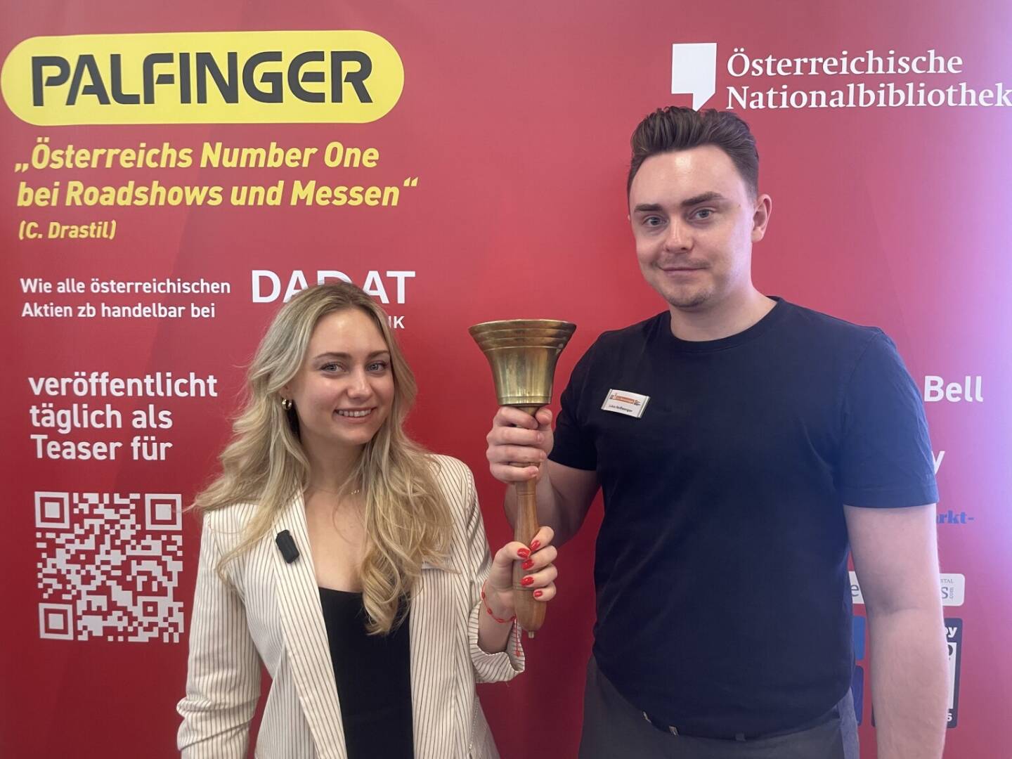Laura und Lukas von Investier oder Verlier l&auml;uten die Opening Bell f&uuml;r Dienstag. Ihr Name ist Programm https://investieroderverlier.de/ueber-uns/