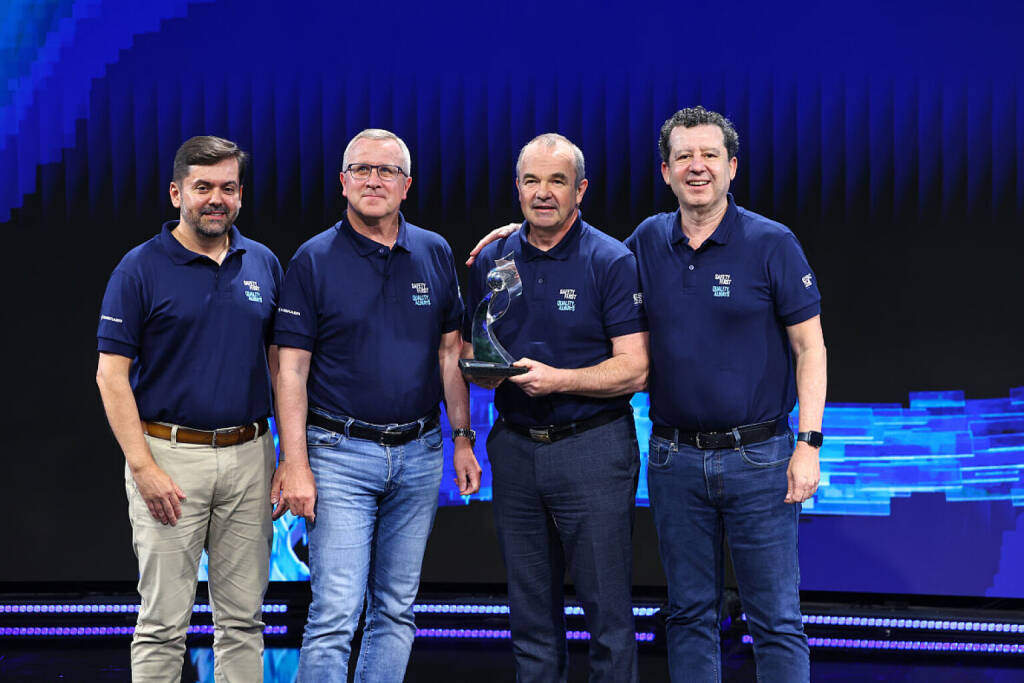 Auszeichnung als Supplier of the Year Award: FACC vertieft Zusammenarbeit mit Embraer
v.l.n.r.: Roberto Chaves, Executive Vice President, Global Procurement & Supply Chain (Embraer) | FACC CEO Robert Machtlinger | Andreas Furthmayr, Executive Vice President Aerostructures (FACC) | Luis Marinho, Executive Vice President Operations (Embraer) © Gerson Akira Fujiki, &copy; Aussendung (21.04.2026) 