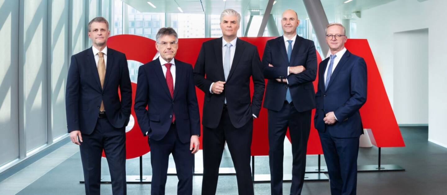 STRABAG-Vorstandsteam f&uuml;r weitere Funktionsperiode verl&auml;ngert: v. l. n. r.: Siegfried Wanker, Christian Harder, Stefan Kratochwill, P&eacute;ter Gl&ouml;ckler, J&ouml;rg R&ouml;sler; Foto: Jana Madzigon