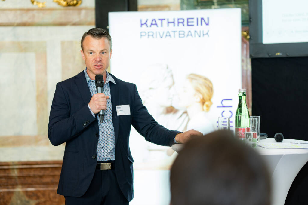 Kathrein Investment Impuls 2026: Aaron Alber, Senior Analyst bei Raiffeisen Research: Gold wird maßgeblich von konjunkturellen Entwicklungen, geldpolitischen Entscheidungen, Zentralbankkäufen, geopolitischen Spannungen sowie der Entwicklung des US-Dollars beeinflusst. Wir bleiben auf Jahressicht und darüber hinaus optimistisch für Gold, da diese Faktoren weiterhin unterstützend wirken können. Insbesondere könnten Zentralbanken weiterhin Gold kaufen, um ihre Abhängigkeit von US-Staatsanleihen zu reduzieren.“ Fotoquelle: Kathrein Privatbank (27.04.2026) 