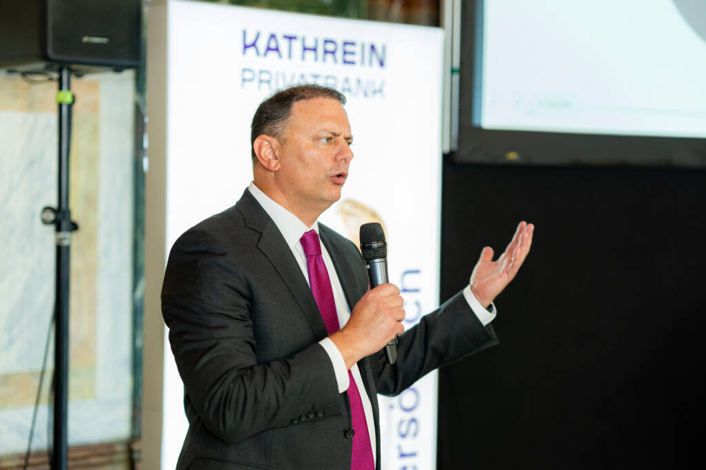 Kathrein Investment Impuls 2026: Ed Clissold, Chief U.S. Strategist bei Ned Davies Research. „Das Wirtschaftswachstum und die Unternehmensgewinne könnten positiv bleiben, allerdings ist im zweiten Halbjahr durch höhere Ölpreise, eine geringere als erwartete Anzahl an Zinssenkungen und Unsicherheiten im Vorfeld der US-Zwischenwahlen ein gewisser Gegenwind zu erwarten.“ Fotoquelle: Kathrein Privatbank (27.04.2026) 