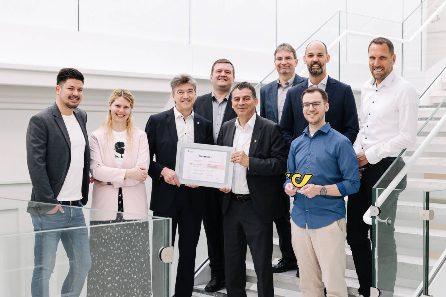 Die &Ouml;sterreichische Post erf&uuml;llt die Anforderungen der Good Distribution Practice (GDP) f&uuml;r den Transport von Arzneimitteln, wie die unabh&auml;ngige Zertifizierungsstelle Quality Austria im Rahmen eines zweistufigen Auditverfahrens best&auml;tigt. v.l.n.r. vordere Reihe: Raphael Zweiler, Qualit&auml;tsmanagement, &Ouml;sterreichische Post AG, Christina Schober, Qualit&auml;tsmanagement, &Ouml;sterreichische Post AG, Christoph Mondl, Gesch&auml;ftsf&uuml;hrer, Quality Austria, Peter Umundum,  Generaldirektor-Stellvertreter und Vorstand f&uuml;r Paket & Logistik, &Ouml;sterreichische Post AG, Manuel Gerether, Projektmanagement, &Ouml;sterreichische Post AG
v.l.n.r. hintere Reihe: Mario Merwald, Auditor, Quality Austria, Herbert Szedenik, Leitung Strategisches Qualit&auml;tsmanagement, &Ouml;sterreichische Post AG, Matthias Hofmann, Gesch&auml;ftsfeld-Leitung Distribution, &Ouml;sterreichische Post AG, Franz Leitner, Gesch&auml;ftsfeld-Leitung Logistikzentren & Transport, &Ouml;sterreichische Post AG; Foto: &Ouml;sterreichische Post