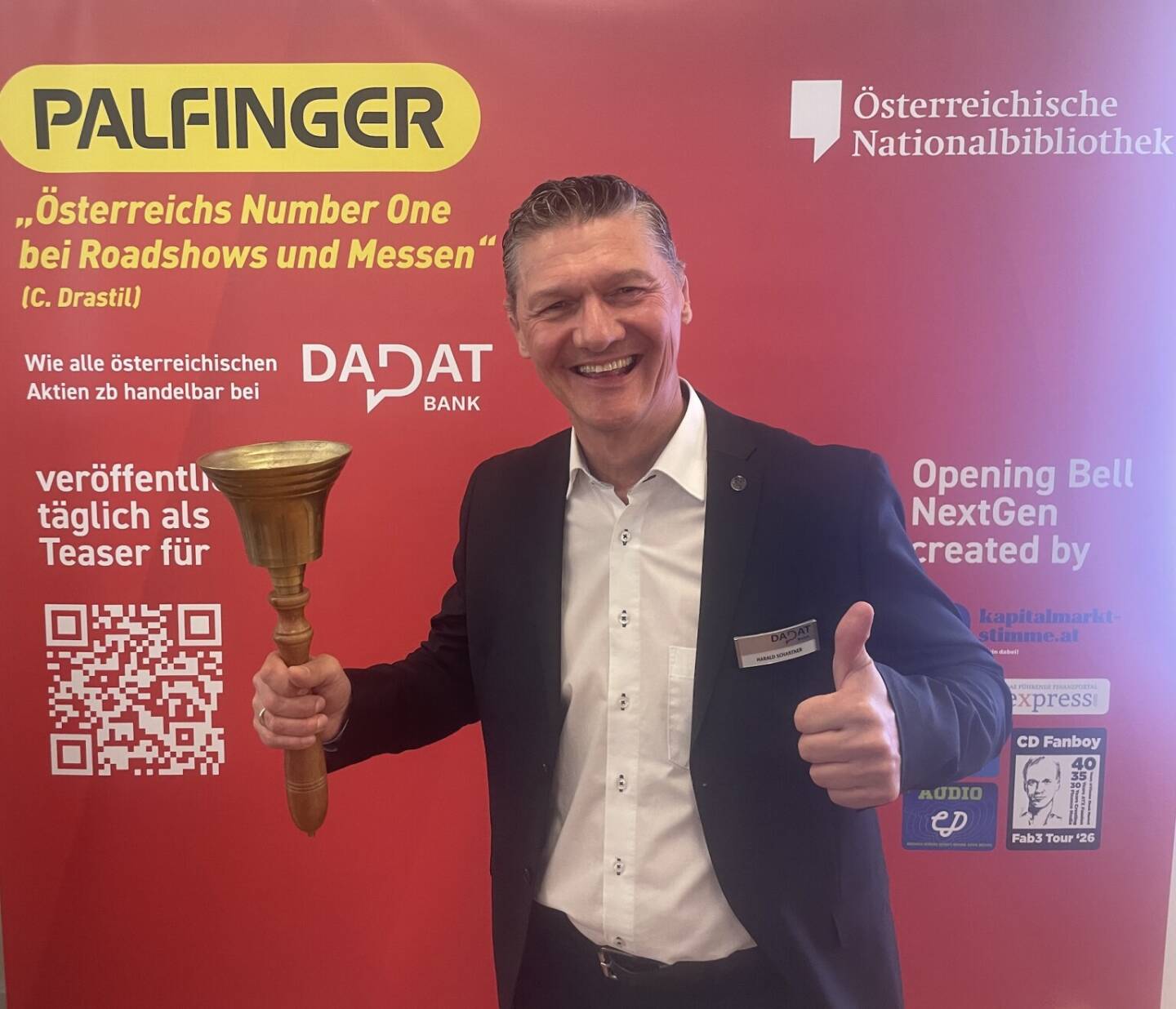 Harald Schartner l&auml;utet die Opening Bell f&uuml;r Dienstag. Der Leiter des Privatkundengesch&auml;fts und des Kundenservice-Centers der Dadat Bank gratuliert Polytec zum heutigen 20er an der Wiener B&ouml;rse 