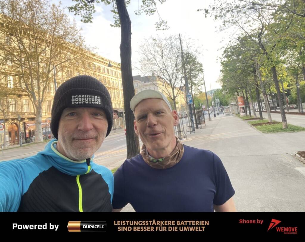 Plauderlauf 1: Im Rahmen des Vienna City Marathon 2026 hat unser Anwalt Johannes Pepelnik einen Halbmarathon auf der Original-Strecke, aber entgegen der Laufrichtung und natürlich vor dem Start, organisiert. Mit Verpflegung und Punk-Beat. Ich hab mich für die letzten 11k angehängt (05.05.2026) 