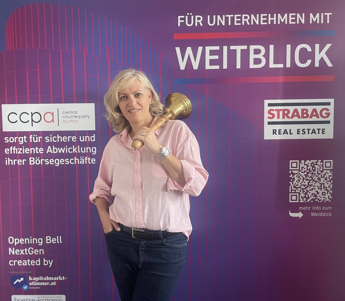 Verena Tanos l&auml;utet die Opening Bell f&uuml;r Donnerstag. Die Marketerin in der Immobilien-Entwicklung bei der Strabag Real Estate und Mischek pr&auml;sentiert diese Season mit Weitblick von oben. Und: Das Weitblick-Projekt von Strabag Real Estate bietet teilweisen Blick ins Wiener Stadion. F&uuml;r Fussball und vor allem Konzerte