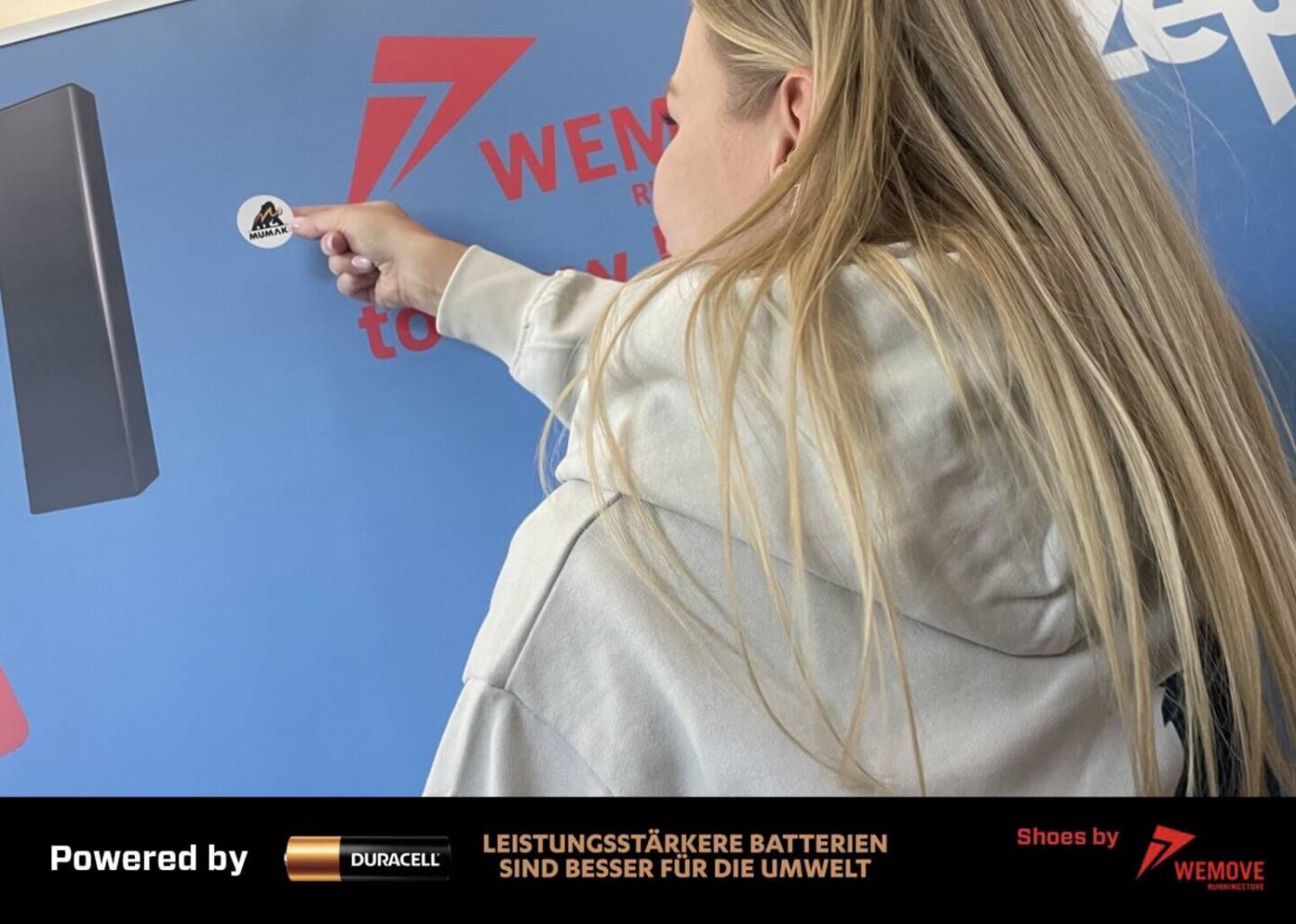 Lina Mosentseva verst&auml;rkt die Plauderlauf-Presenter-Wall um ein mumak-me-Pickerl