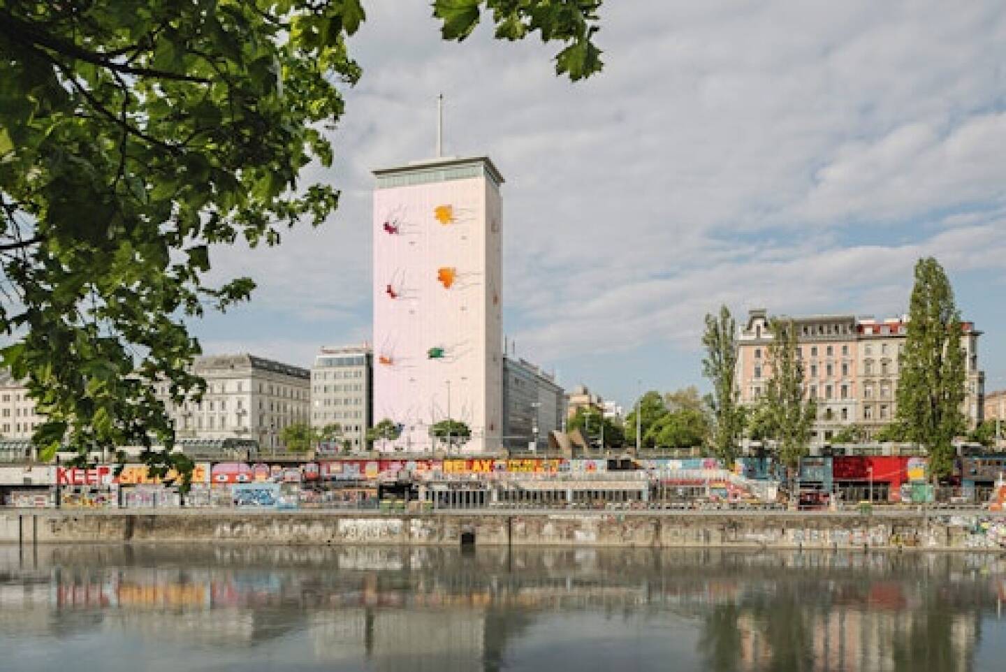 Vienna Insurance Group (VIG): Der moldauische Biennale-K&uuml;nstler Pavel Brăila verh&uuml;llt den Ringturm mit &bdquo;Your Happiness is in Your Own Hands&ldquo;. Fotograf:in Hertha Hurnaus, Fotocredit: Wiener St&auml;dtische Versicherungsverein