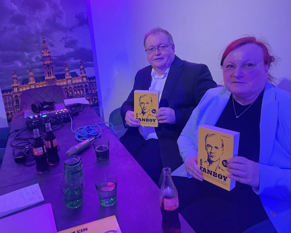 Yvette und Gregor Rosinger mit dem Fanboy-Buch (17.05.2026) 