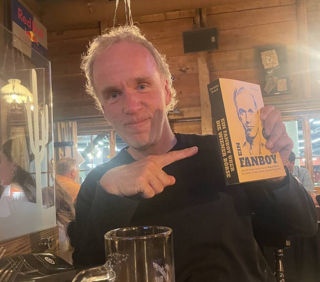 Christian Drastil mit dem ersten Softcover seines Fanboy-Buchs (17.05.2026) 