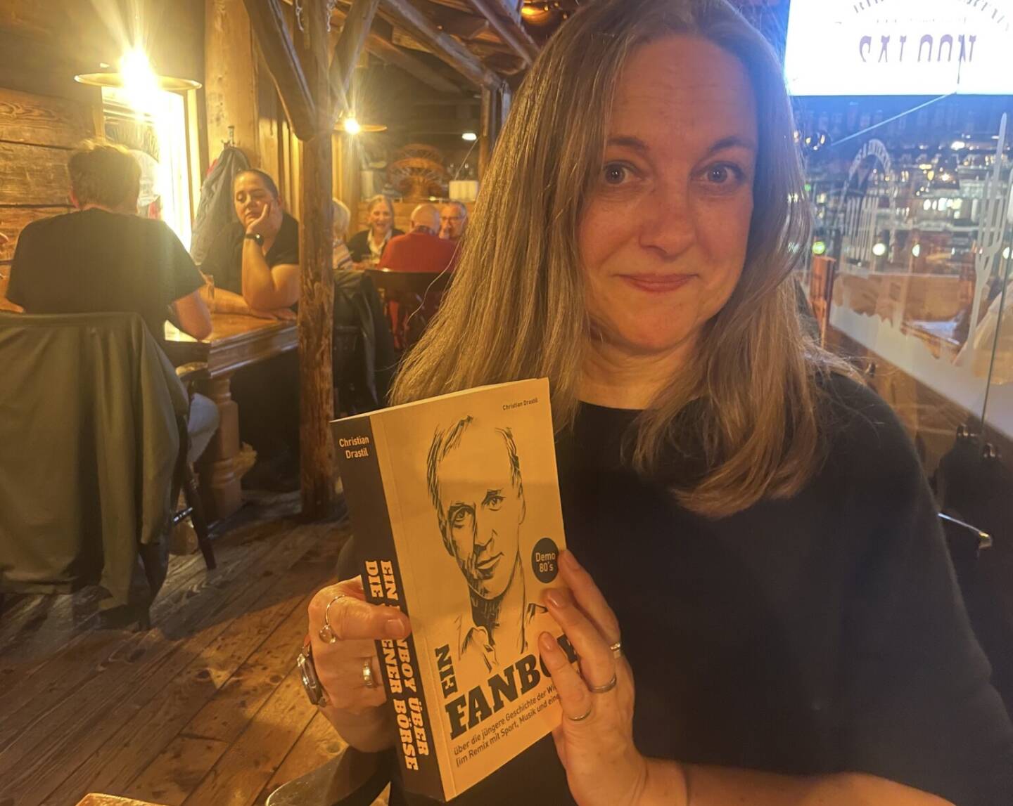 Barbara Berger mit dem ersten Softcover des Fanboy-Buchs
