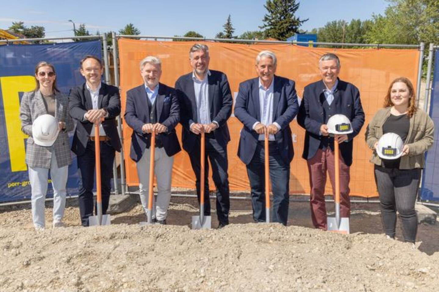 Baustart von BUWOG-Projekt &bdquo;Lange Allee&ldquo;: Wohnen, wo die Stadt Urlaub macht - Beim symbolischen Spatenstich: Das Team der BUWOG rund um Gesch&auml;ftsf&uuml;hrer Andreas Holler (Mitte), Bezirksvorsteher Ernst Nevrivy (3. v.r.) und Porr-Abteilungsleiter Hochbau Alfred Vandrovec (2. v.r.).
Bildrechte: Studio Huger/ Stephan Huger