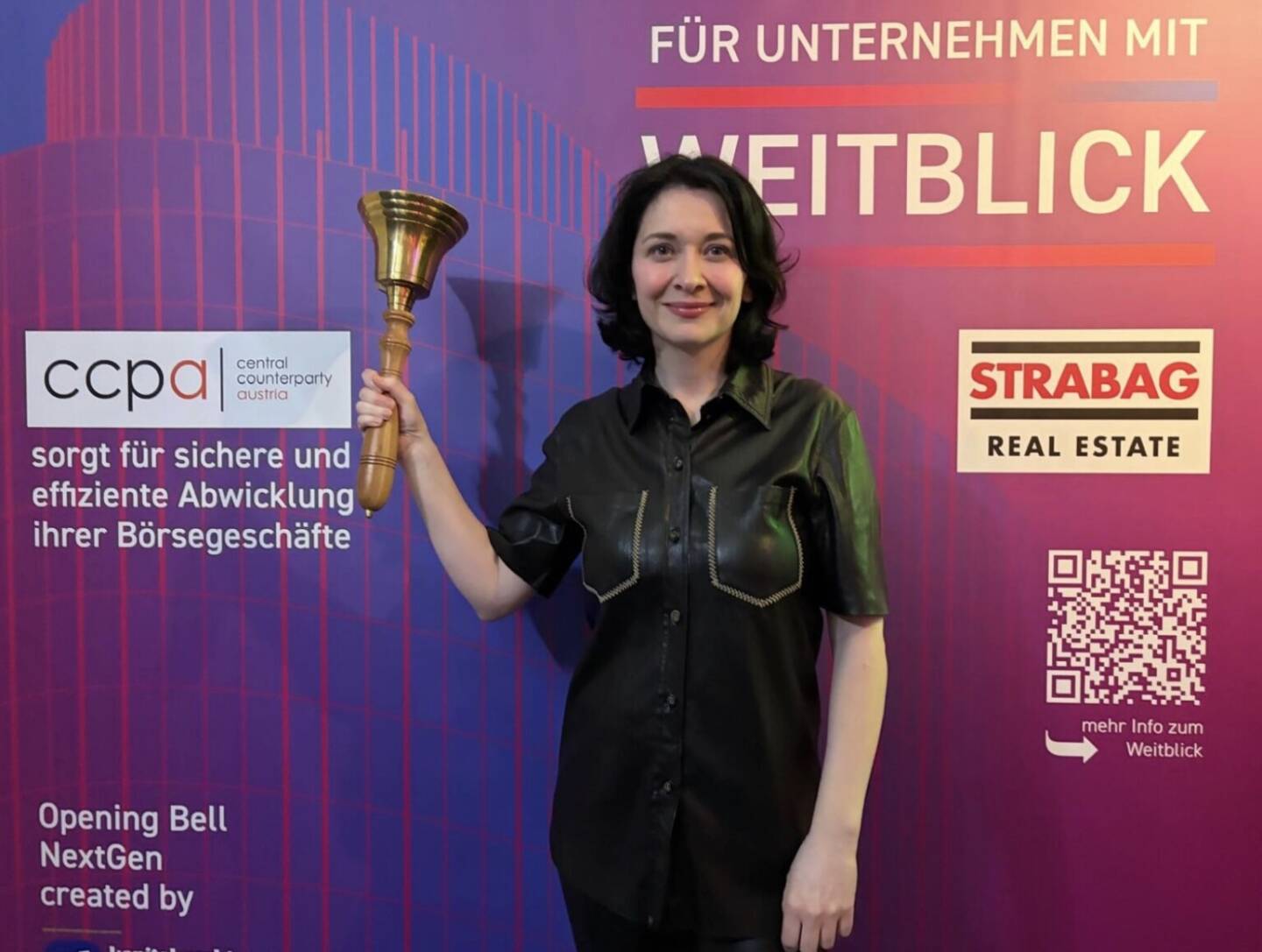 Diana Neum&uuml;ller-Klein l&auml;utet die Opening Bell f&uuml;r Donnerstag. Als langj&auml;hrige Konzern-Sprecherin (Strabag) und CIRA-Vorst&auml;ndin ist sie nat&uuml;rlich nach wir vor interessiert, wer die begehrten Wiener B&ouml;rse Preise gewinnt. Heute abend ist es mit der Verleihung soweit ...