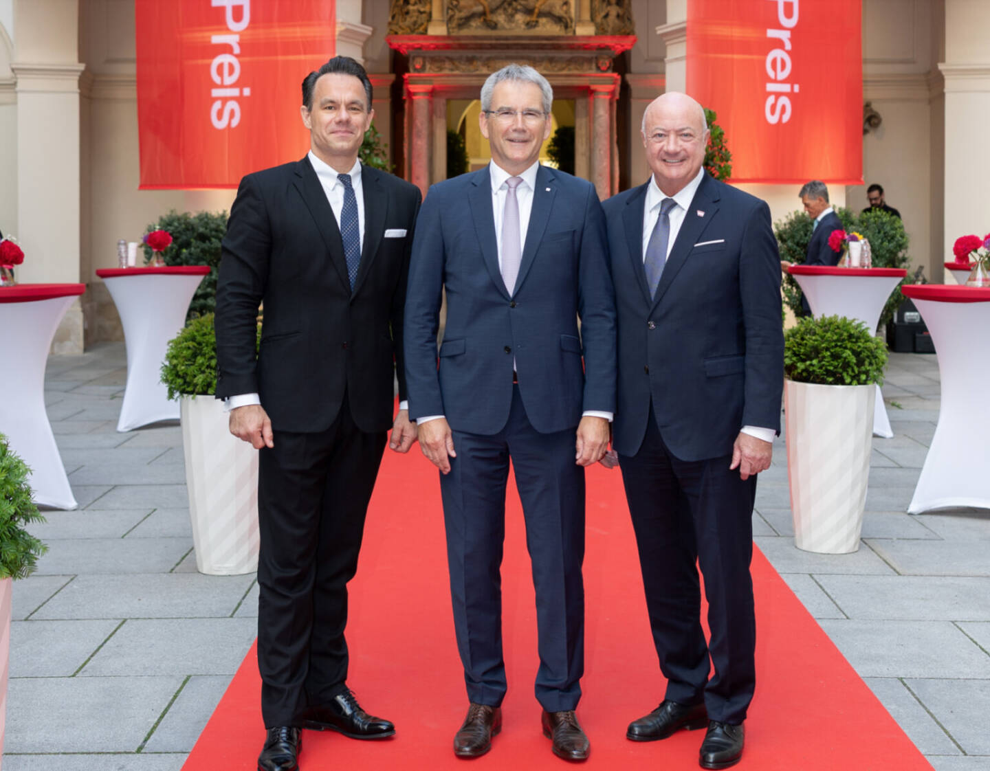 Wiener B&ouml;rse Preis 2026: VIG als Sieger im ATX-Ranking - im Bild: B&ouml;rse-CEO Christoph Boschan (l.), Hartwig L&ouml;ger, CEO Vienna Insurance Group und Bundeskanzler Christian Stocker (r.). Credit: APA/Daniel Hinterramskogler