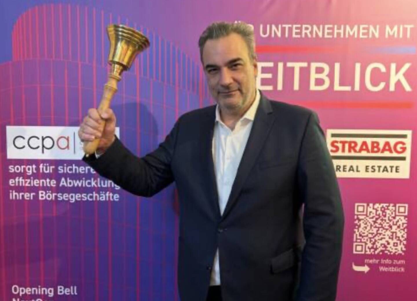 Stephan Scoppetta l&auml;utet die Opening Bell f&uuml;r Freitag. Der Managing Director von Unlimited Communications ist langj&auml;hriger Marktbegleiter und gratuliert nat&uuml;rlich ebenfalls der VIG zum Wiener B&ouml;rse Preis 2026
