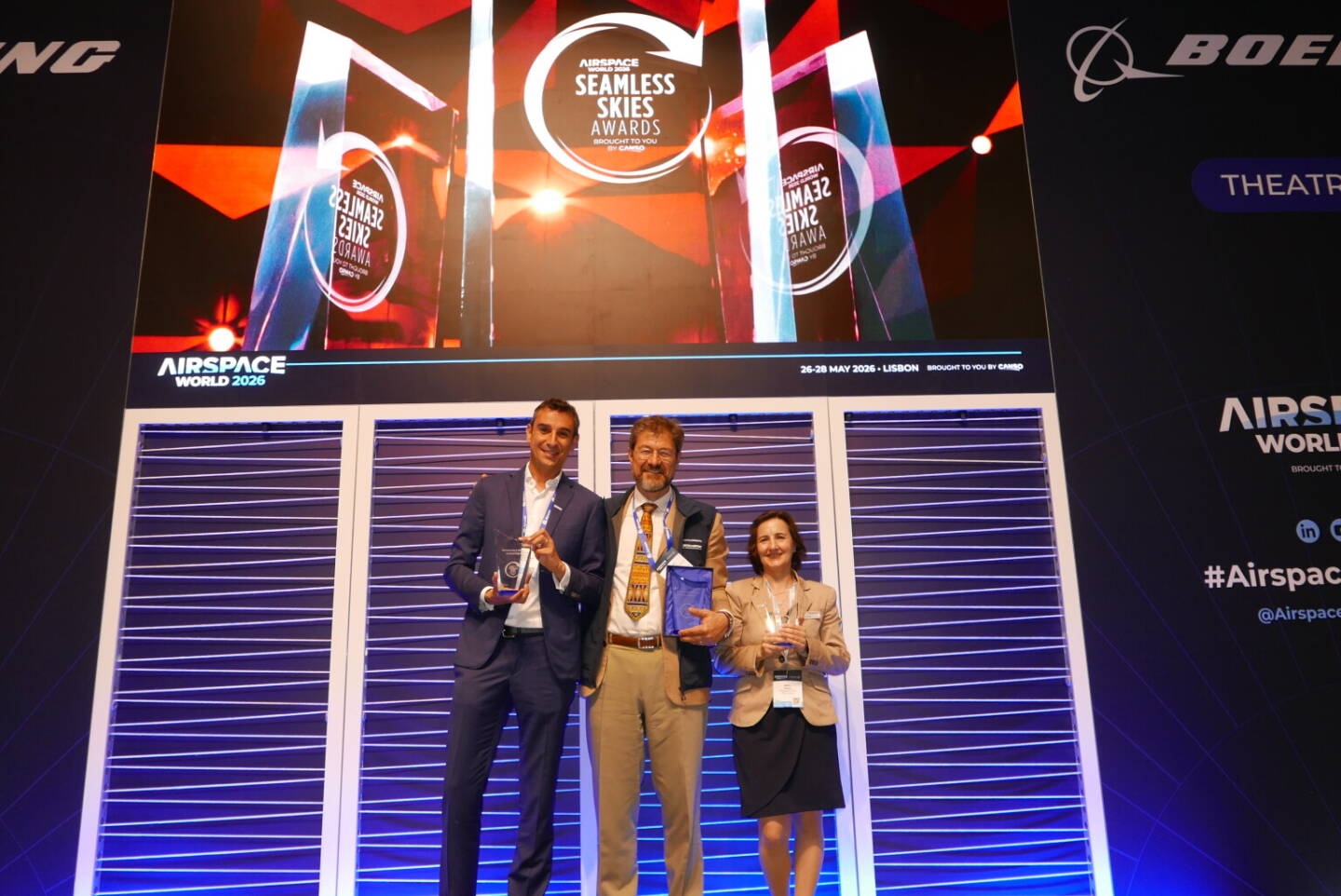 FREQUENTIS und Greenland Airports gewinnen Seamless Skies Award in der Kategorie Remarkable People & Workforce bei Airspace World; v.li: Daniel Valverde, Frequentis; Thomas Branner, Greenland Airports; Maria Falcao, Frequentis, Foto: Frequentis