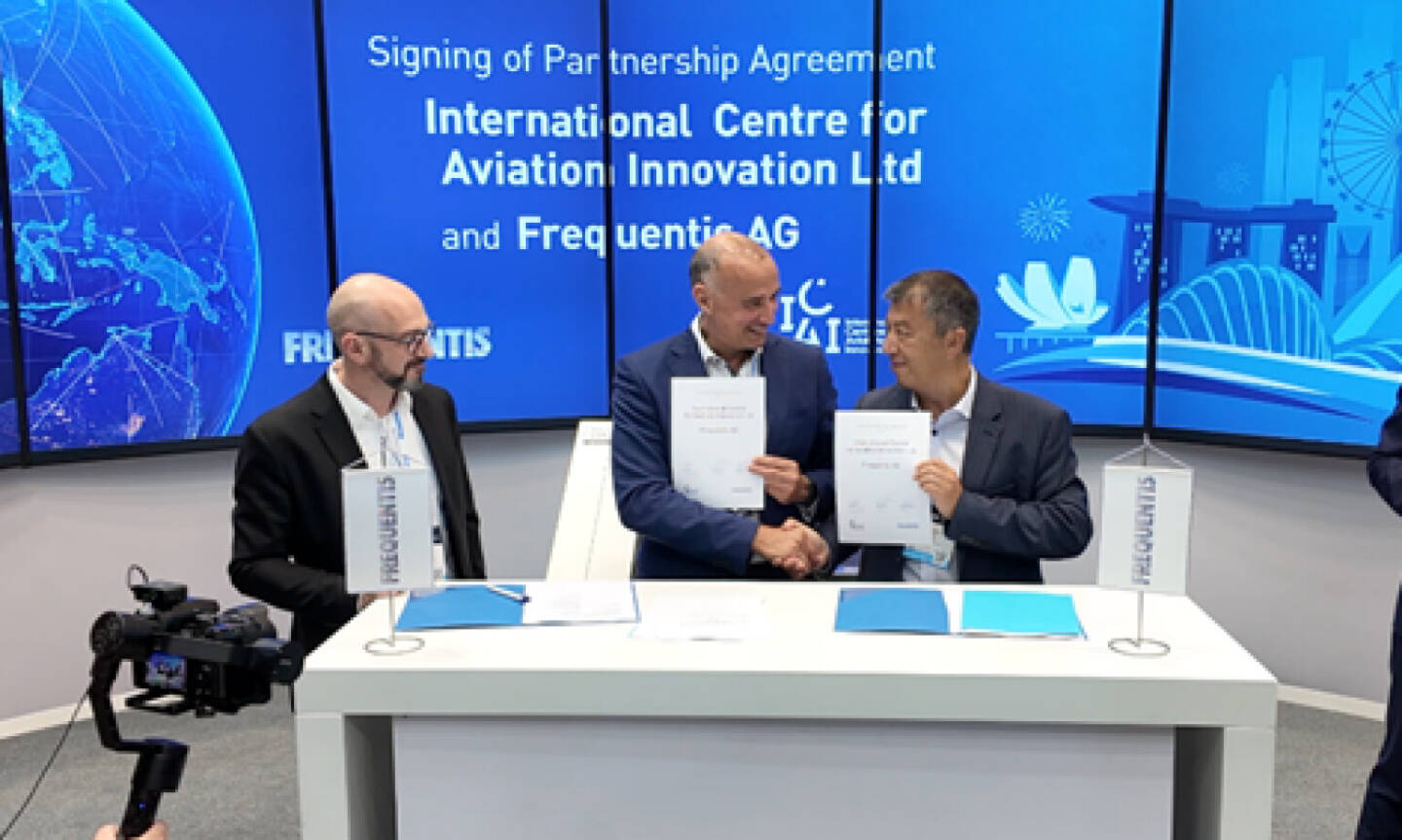 Partnerschaft zwischen International Centre for Aviation Innovation und FREQUENTIS zur Steigerung der Luftraumkapazit&auml;t und -effizienz in der Asien-Pazifik-Region; im Bild: Reinhard Grimm and Norbert Haslacher, Frequentis; Patrick Ky, ICAI &copy; Frequentis