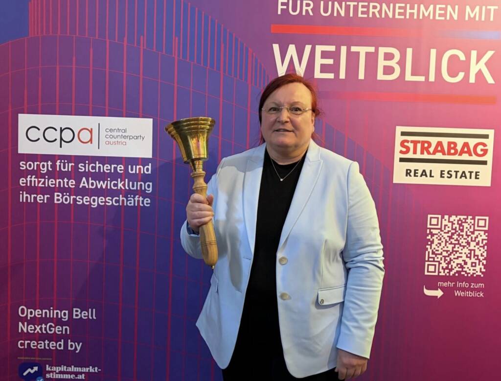 Yvette Rosinger läutet die Opening Bell für Mittwoch. Die erste externe Lieferung der 1. Auflage des druckfrischen Fanboy-Buchs zur Wiener Börse erfolgte zur Rosinger Group ins Schloss Schönbrunn (27.05.2026) 
