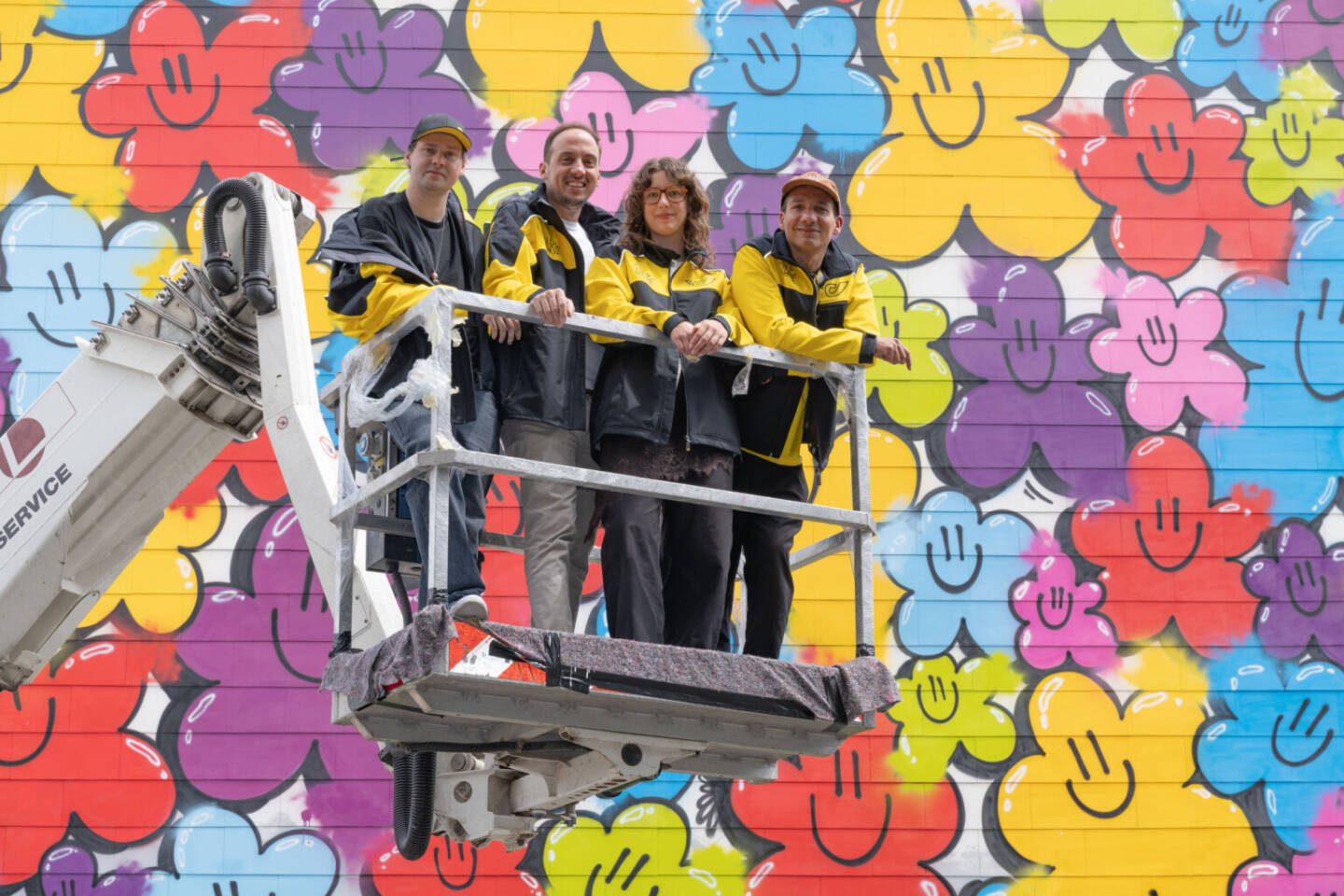 Die &Ouml;sterreichische Post und das Street Art Festival Calle Libre machen gemeinsame Sache f&uuml;r Kunst im &ouml;ffentlichen Raum; Foto: v.l.: Coins (K&uuml;nstler), Myron Kohut (Leitung Kunden-Insights, Werbung & Digitale Kan&auml;le, &Ouml;sterreichische Post AG), Chiara Halle (Social Media & Content Creative, &Ouml;sterreichische Post AG), Jakob Kattner (Kurator und Vorstandsvorsitzender, Calle Libre) beim Calle Libre Festival in Post-Uniformen mit Calle Libre-Akzenten; Credit: &Ouml;sterreichische Post AG/Hannes Winkler)