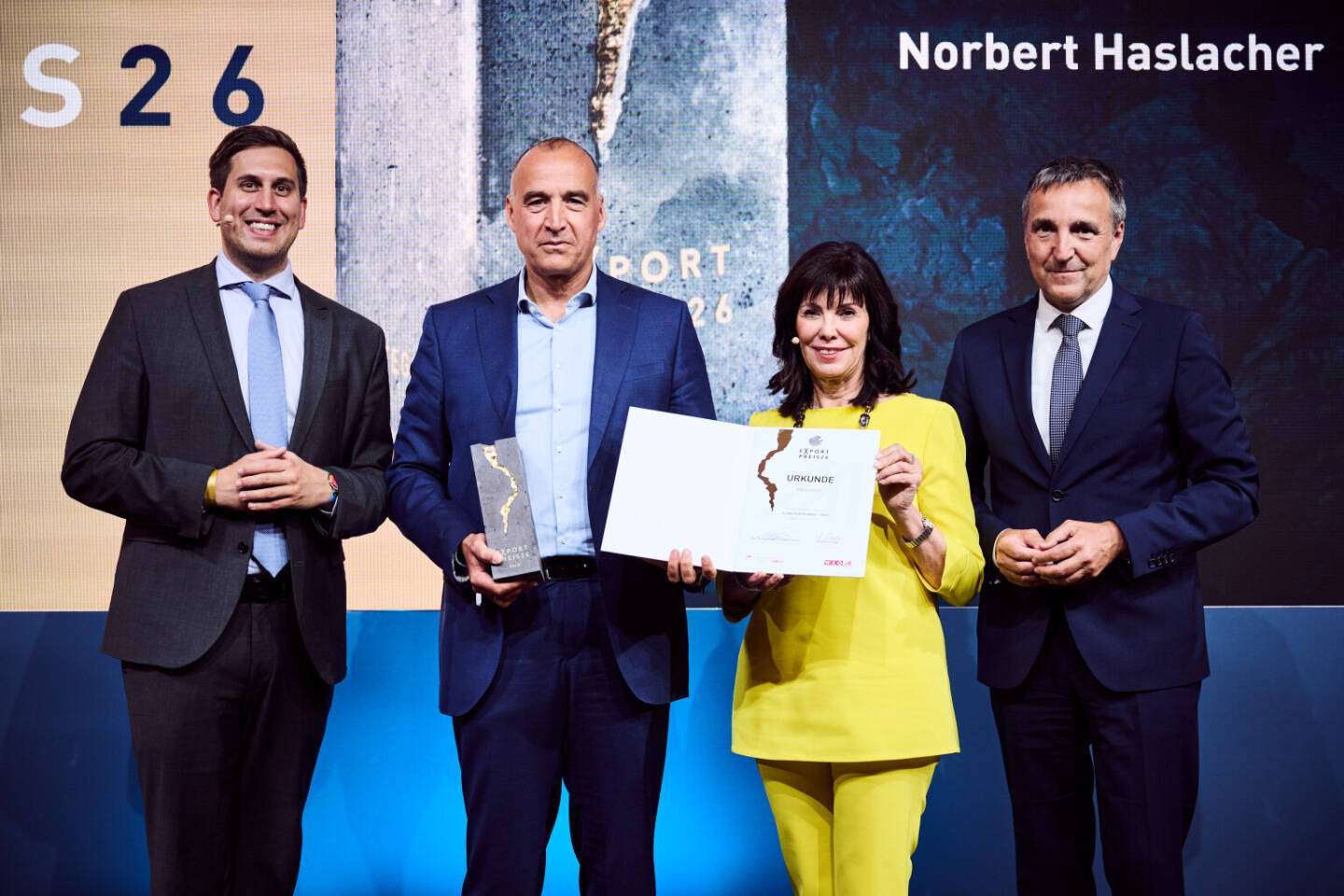 Die Frequentis AG wurde von der Wirtschaftskammer &Ouml;sterreich (WKO) mit dem Sonderpreis Global Player Award ausgezeichnet. Die Verleihung erfolgte am 28. Mai 2026 im Rahmen der Exporters' Night durch WKO-Pr&auml;sidentin Martha Schultz. Bild: Alexander Pr&ouml;ll (Staatssekret&auml;r f&uuml;r Digitalisierung, Verfassung, &ouml;ffentlichen Dienst, Koordinierung und Kampf gegen Antisemitismus), Norbert Haslacher (CEO Frequentis), Martha Schulz (Pr&auml;sidentin Wirtschaftskammer &Ouml;sterreich), Michael Otter (Leiter Au&szlig;enwirtschaft Austria)Copyright: WK&Ouml;/Marek Knopp