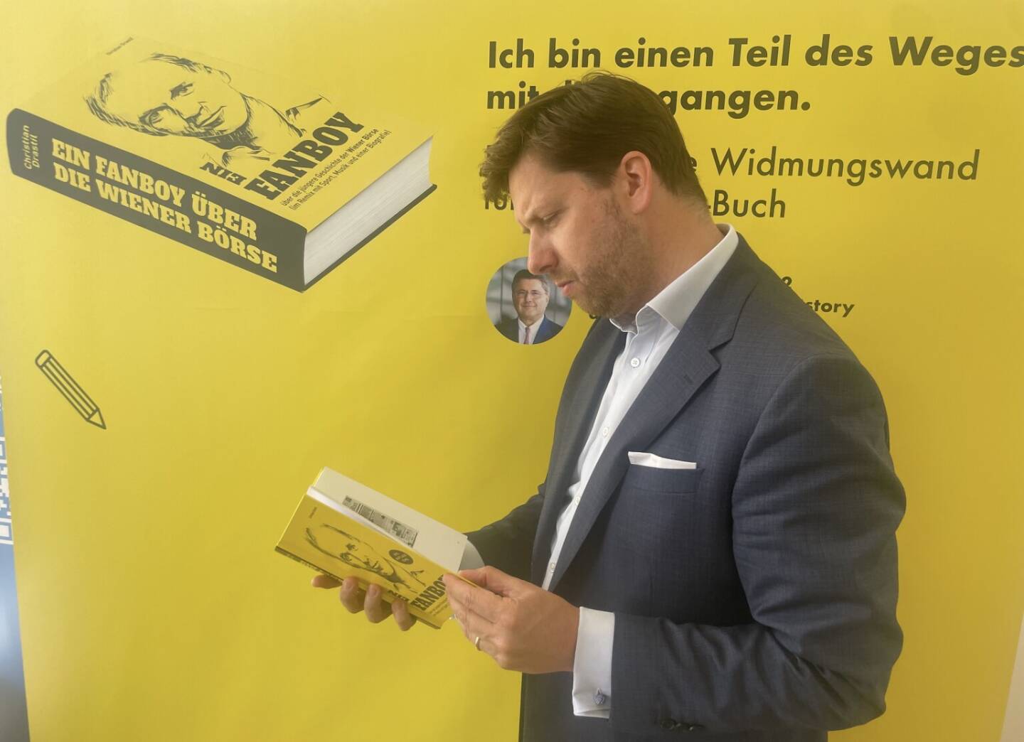 Felix Lamezan-Salins mit dem Fanboy-Buch