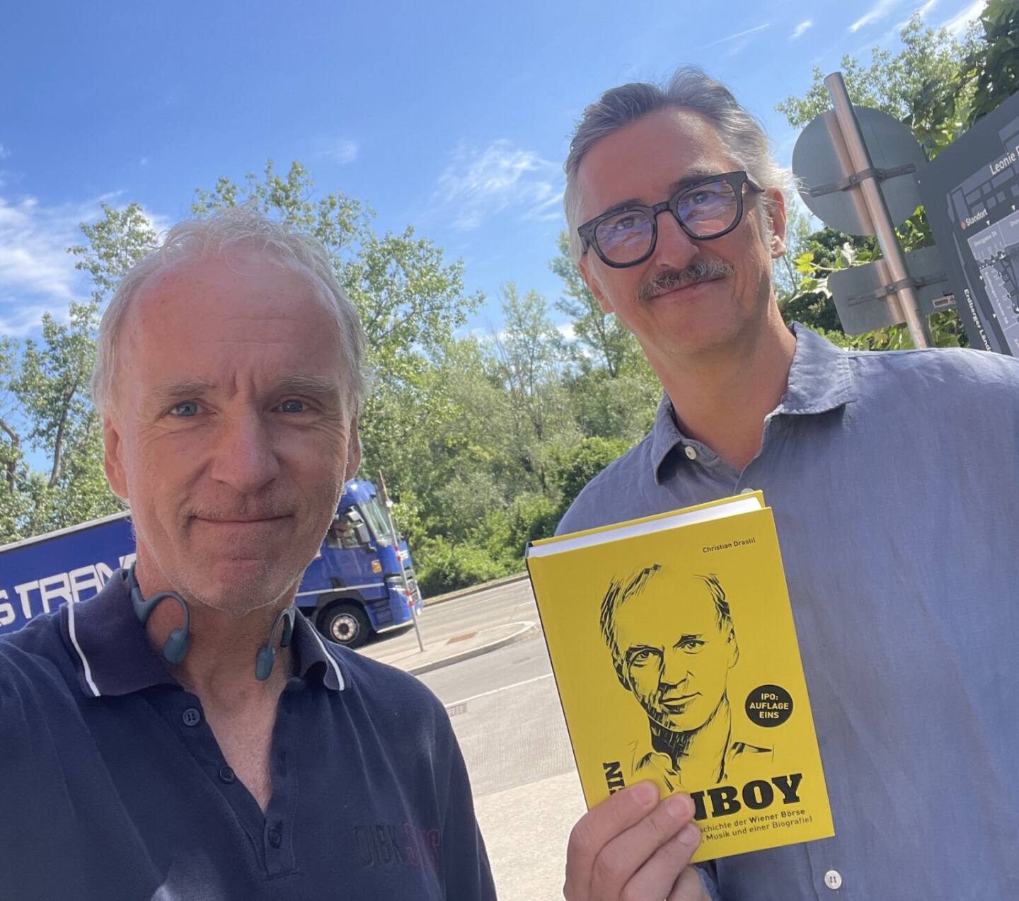 Josef Chladek mit dem Fanboy-Buch, er ist auch einer der Hauptdarsteller inside