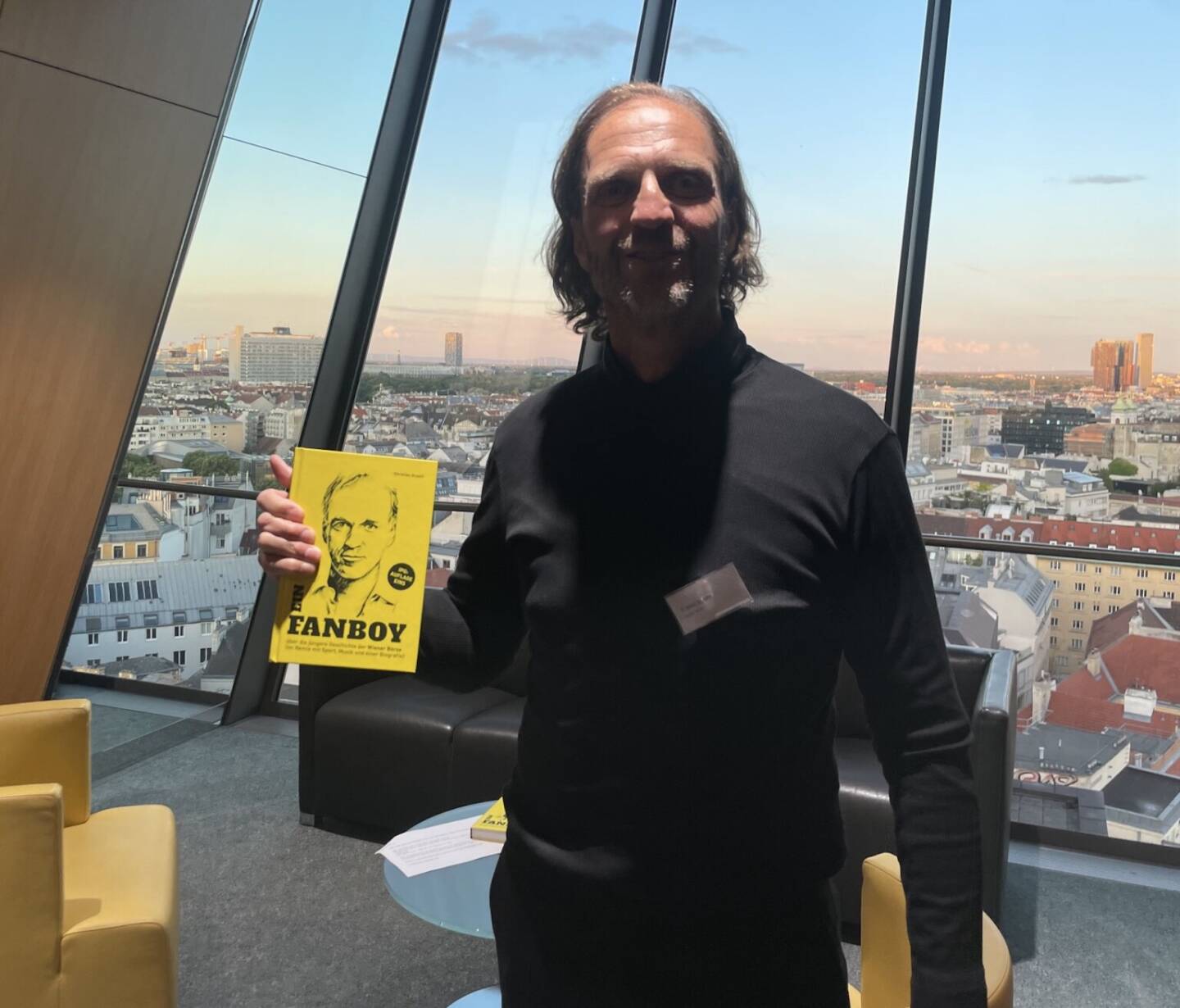 Tobias Bosler mit dem Fanboy-Buch