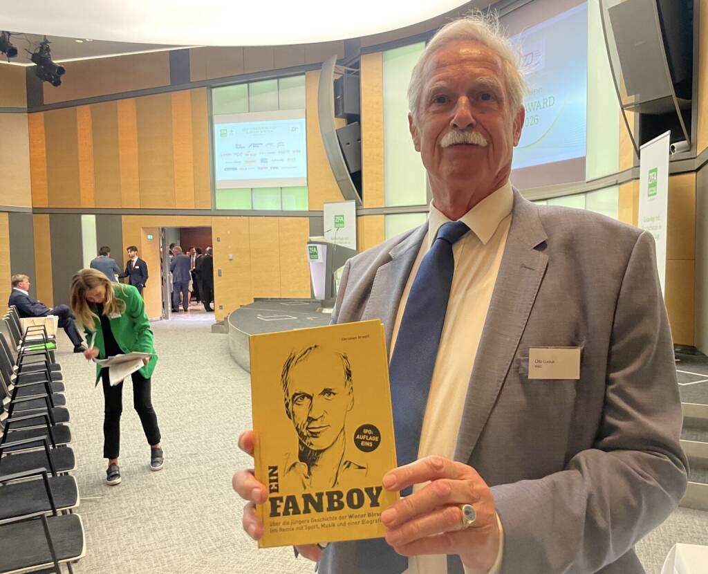 Otto Lucius mit dem Fanboy-Buch (12.06.2026) 