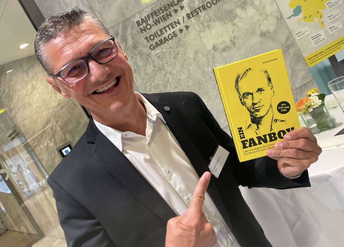 Harald Schartner mit dem Fanboy-Buch
